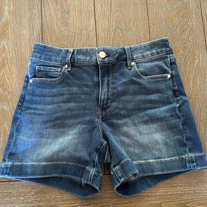 White House black market 5” high Ride everyday shorts.